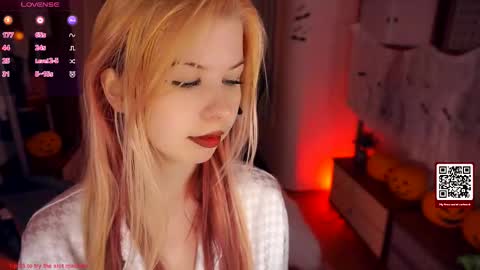 Snapshot of quennabrucker chatting on 10.24.25 Tate online show from 10.24.25