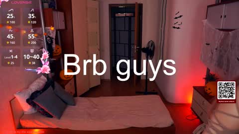 Snapshot of quennabrucker chatting on 10.27.25 Tate online show from 10.27.25