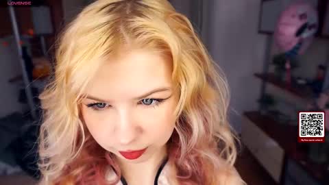 Snapshot of quennabrucker chatting on 11.09.25 Tate online show from 11.09.25