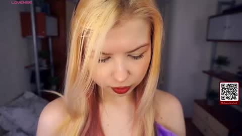 Snapshot of quennabrucker chatting on 11.19.25 Tate online show from 11.19.25