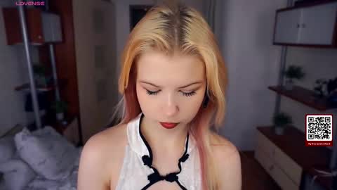 Snapshot of quennabrucker chatting on 11.24.25 Tate online show from 11.24.25