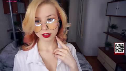 Snapshot of quennabrucker chatting on 11.26.25 Tate online show from 11.26.25