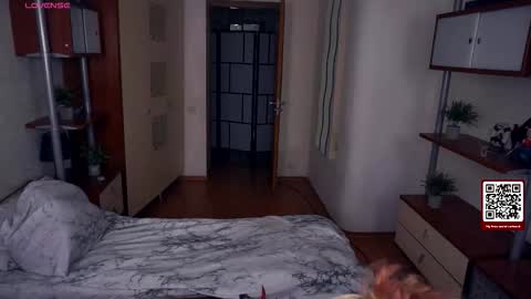 Snapshot of quennabrucker chatting on 11.27.25 Tate online show from 11.27.25