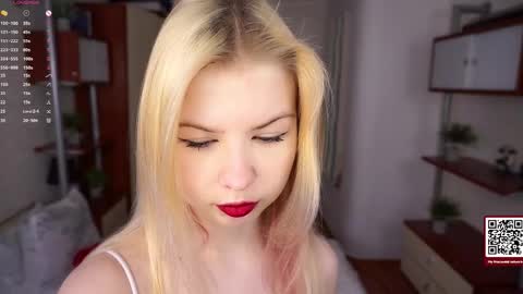 Snapshot of quennabrucker chatting on 12.23.25 Tate online show from 12.23.25