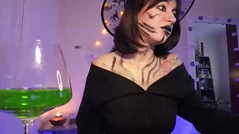 Snapshot of quiet_smile chatting on 10.27.25 quiet_smile online show from 10.27.25