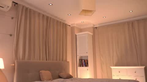 Snapshot of qwelbi chatting on 11.14.25 kiri online show from 11.14.25