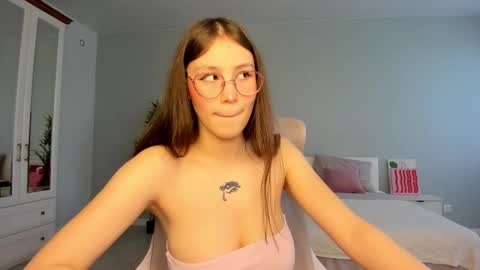 Snapshot of qwoopa chatting on 10.11.25 Leya online show from 10.11.25