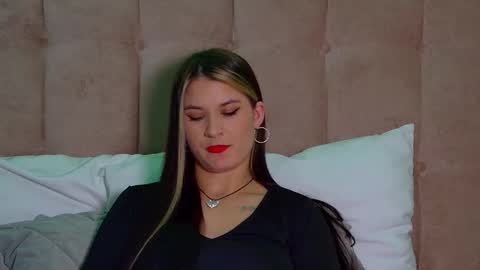 Snapshot of rachellsimpson chatting on 03.08.25 RachellSimpson online show from 03.08.25