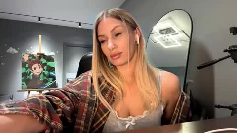 Snapshot of raeannschemmer chatting on 02.02.26 Mila online show from 02.02.26