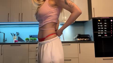 Snapshot of raeannschemmer chatting on 02.25.26 Mila online show from 02.25.26