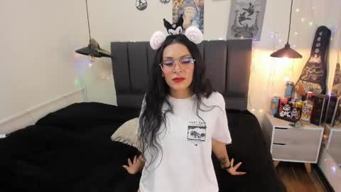 Snapshot of raia_ chatting on 04.21.26 Raia online show from 04.21.26