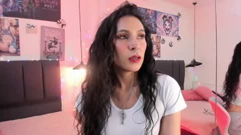 Snapshot of raia_ chatting on 05.15.26 Raia online show from 05.15.26