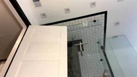 Snapshot of ramonaquinn chatting on 11.26.25 RAMONA Q online show from 11.26.25