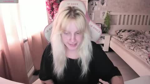 Snapshot of rapunzel_cute chatting on 09.10.25 Rapunzel online show from 09.10.25