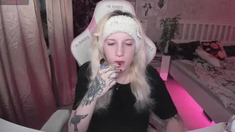 Snapshot of rapunzel_cute chatting on 11.13.25 Rapunzel online show from 11.13.25