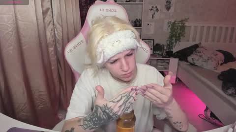 Snapshot of rapunzel_cute chatting on 11.21.25 Rapunzel online show from 11.21.25