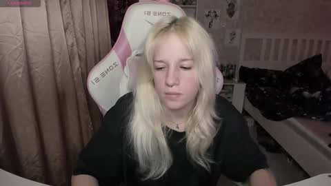 Snapshot of rapunzel_cute chatting on 12.19.25 Rapunzel online show from 12.19.25