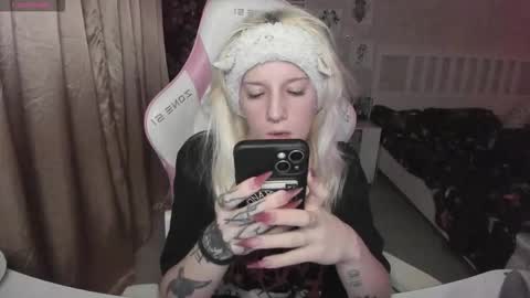 Snapshot of rapunzel_cute chatting on 12.20.25 Rapunzel online show from 12.20.25