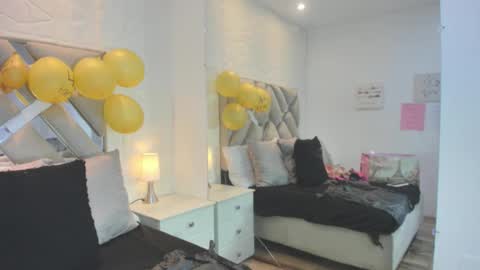 Raquel Moore  online show from 01.08.26