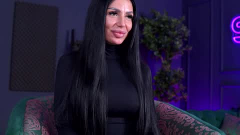 Snapshot of raquellevon chatting on 12.10.24 Raquelle online show from 12.10.24