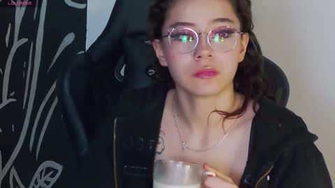 Snapshot of ravennmoonn chatting on 10.11.25 Raven online show from 10.11.25