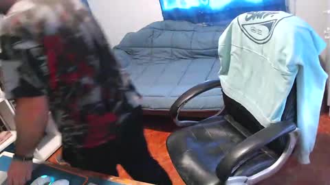 Snapshot of ravingr3d3 chatting on 05.12.26 ravingr3d3 online show from 05.12.26