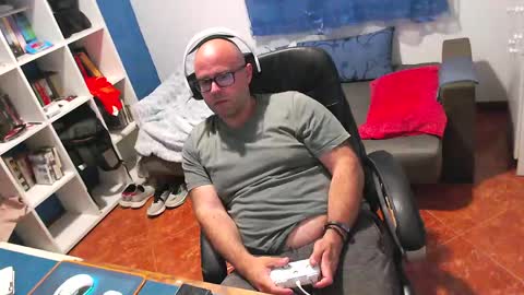 Snapshot of ravingr3d3 chatting on 05.21.26 ravingr3d3 online show from 05.21.26
