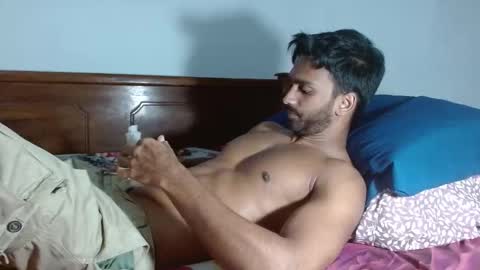 Snapshot of rayannzz chatting on 11.18.25 eyan online show from 11.18.25