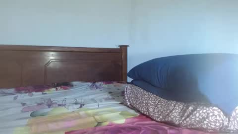 Snapshot of rayannzz chatting on 11.21.25 eyan online show from 11.21.25