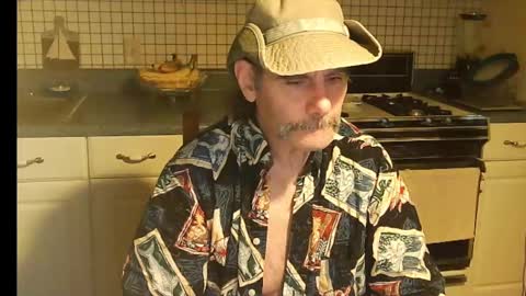 Snapshot of raylene4u2 chatting on 10.08.25 Ray online show from 10.08.25