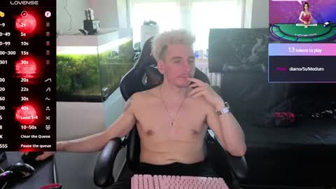 Snapshot of rayzel_white chatting on 06.18.26 Rayzel White online show from 06.18.26