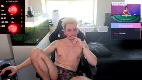 Snapshot of rayzel_white chatting on 06.26.26 Rayzel White online show from 06.26.26