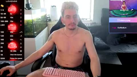 Snapshot of rayzel_white chatting on 06.29.26 Rayzel White online show from 06.29.26