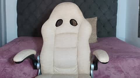 Snapshot of rebeca_cortez1 chatting on 01.10.25 I invite you to my birthday on November 3th online show from 01.10.25