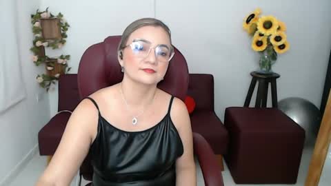 Snapshot of rebeca_milf chatting on 05.13.26 REBECA online show from 05.13.26