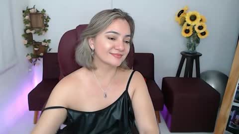 Snapshot of rebeca_milf chatting on 05.14.26 REBECA online show from 05.14.26