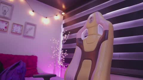 Snapshot of rebecah_1 chatting on 11.24.25 Rebeca online show from 11.24.25