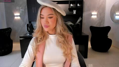 Snapshot of rebeccahudson_ chatting on 06.05.26 Rebe online show from 06.05.26