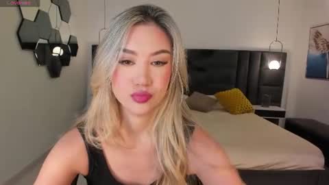 Snapshot of rebeccahudson_ chatting on 06.17.26 Rebe online show from 06.17.26