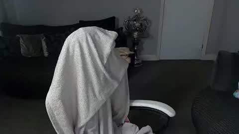 Red -  online show from 02.12.25