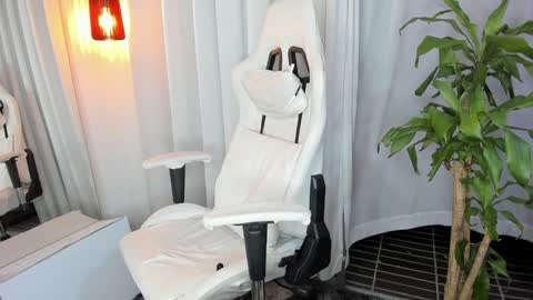 Snapshot of reichel_gray chatting on 01.12.25 REICHEL online show from 01.12.25