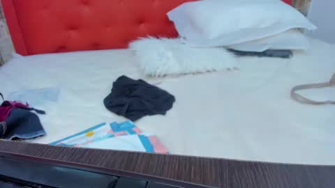 reina_loren online show from 12.23.24