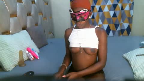 Snapshot of remmyqueen chatting on 04.21.26 remmyqueen online show from 04.21.26