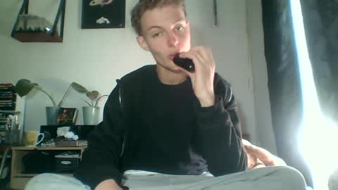 Snapshot of reynhardt chatting on 07.03.26 reynhardt online show from 07.03.26