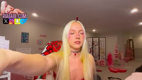 Snapshot of riababe chatting on 12.20.25 ria online show from 12.20.25