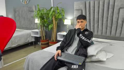 Roan Birkin online show from 02.08.25