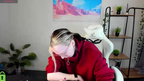 Snapshot of rockett_bunny chatting on 12.05.25 Rockett online show from 12.05.25