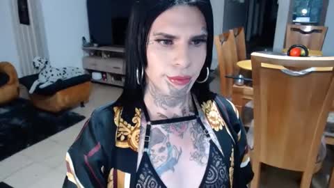 Snapshot of room911 chatting on 02.08.25 herreraisa offical online show from 02.08.25