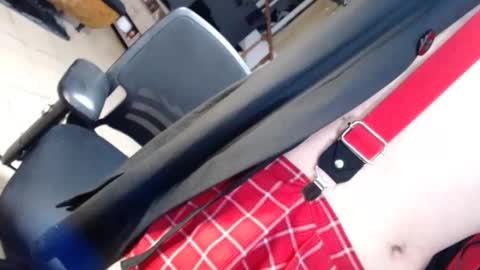 Snapshot of room911 chatting on 02.16.25 herreraisa offical online show from 02.16.25