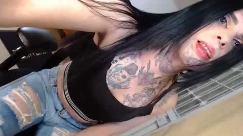 Snapshot of room911 chatting on 10.30.25 herreraisa offical online show from 10.30.25